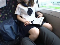 通学電車内で勉強している巨乳JKに脚を絡ませ股間を刺激！