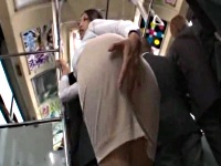 満員バスの中でムチムチタイトスカートのエロボディOLはデカ尻を股間に押し付けてくる！